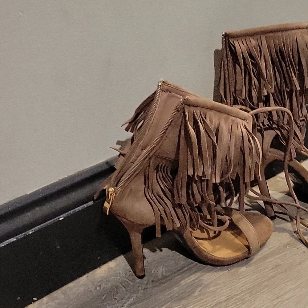 Heels - Picture 4 of 4